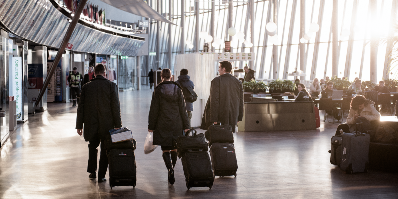 Människor med väskor i SkyCity Arlanda Människor med väskor i SkyCity Arlanda