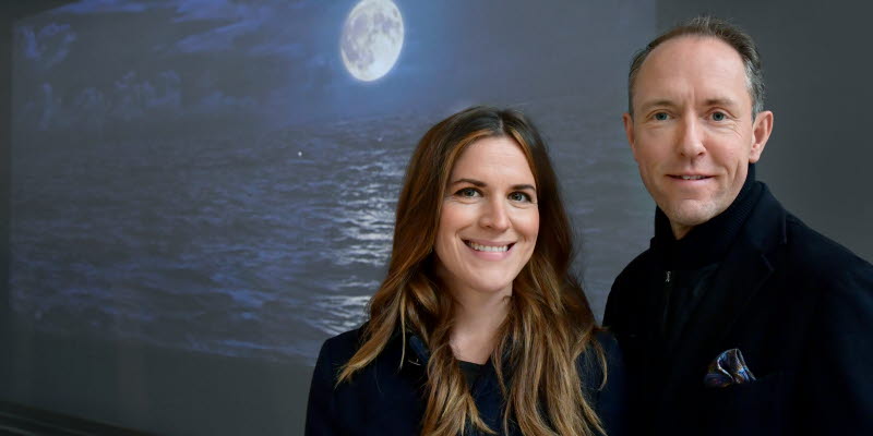 Iris och Mattias Alexandrov Klum framför filminstallationen "Skärgårdshymn" på Landvetter Iris och Mattias Alexandrov Klum framför filminstallationen "Skärgårdshymn" på Landvetter