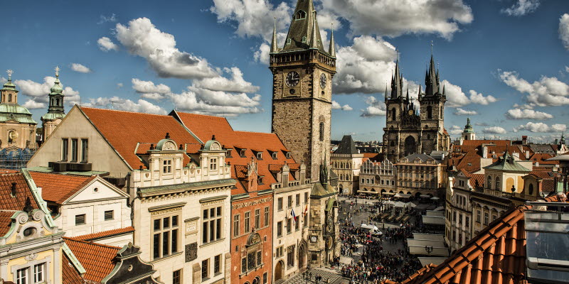 Gamla husfasader samt en kyrka i Prag Gamla husfasader samt en kyrka i Prag