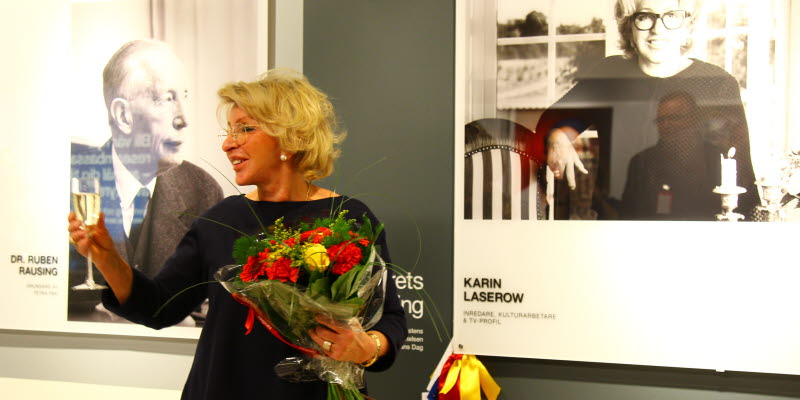Karin Laserow vid sitt foto vid avtäckning av Årets Skåning på Malmö Airport Karin Laserow vid sitt foto vid avtäckning av Årets Skåning på Malmö Airport