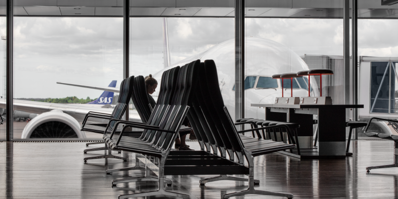 Sittplatser vid fönster på Arlanda terminal 5 med ett flygplan utanför Sittplatser vid fönster på Arlanda terminal 5 med ett flygplan utanför