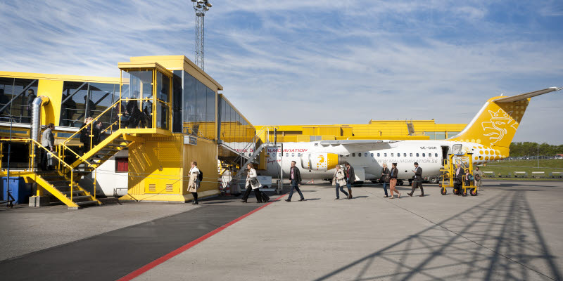 Flygplan vid gaten Flygplan vid gaten