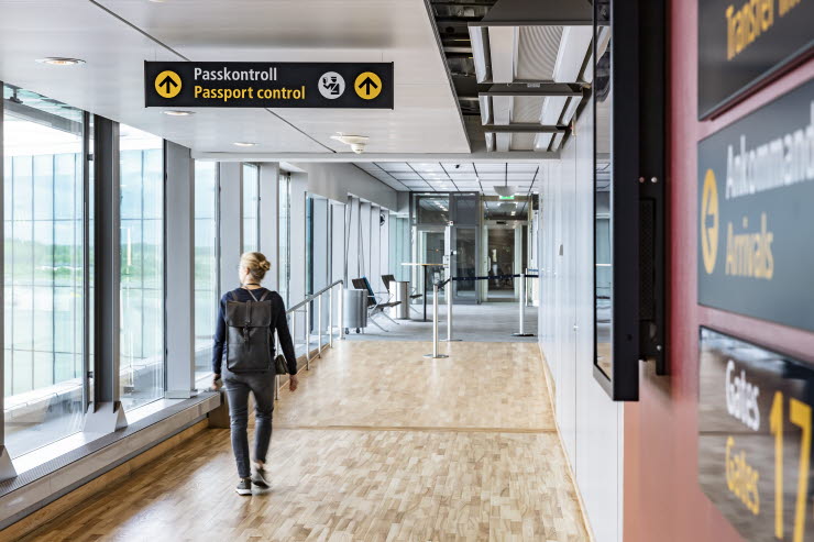 E*n kvinna går mot passkontrollen E*n kvinna går mot passkontrollen