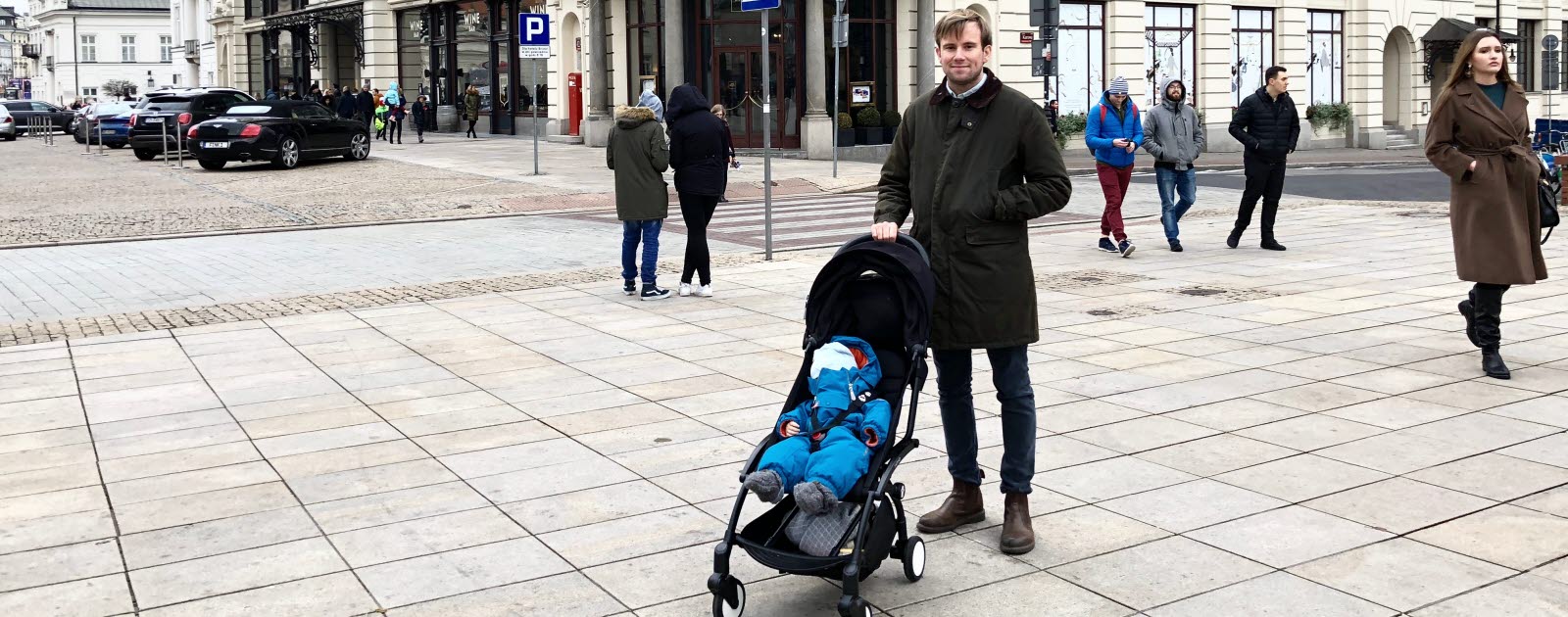 Man och ett barn på en gata Man och ett barn på en gata