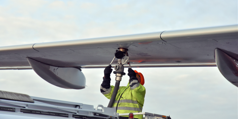 Personal tankar flygplan med biobränsle Personal tankar flygplan med biobränsle