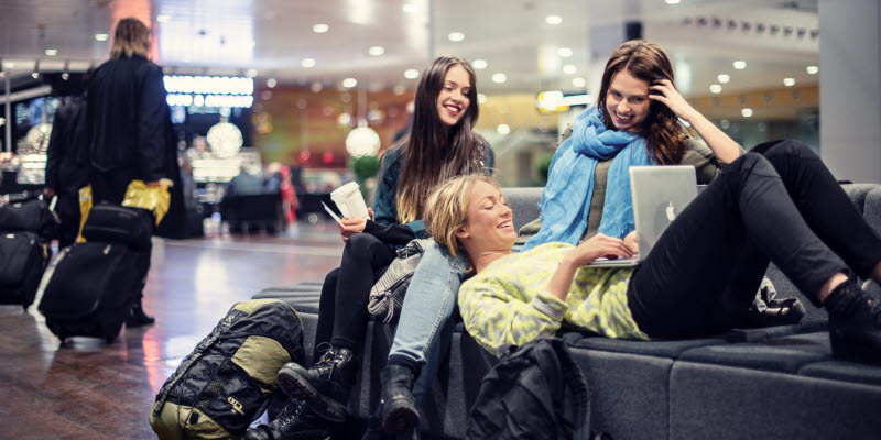 Tjejer på flygplats Tjejer på flygplats
