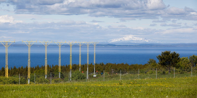 Inflygning till Åre Östersund Airport med en sjö och ett snöklätt fjäll i bakgrunden Inflygning till Åre Östersund Airport med en sjö och ett snöklätt fjäll i bakgrunden