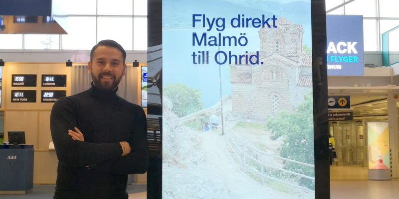 Ismail står bredvid en ljuslåda Ismail står bredvid en ljuslåda