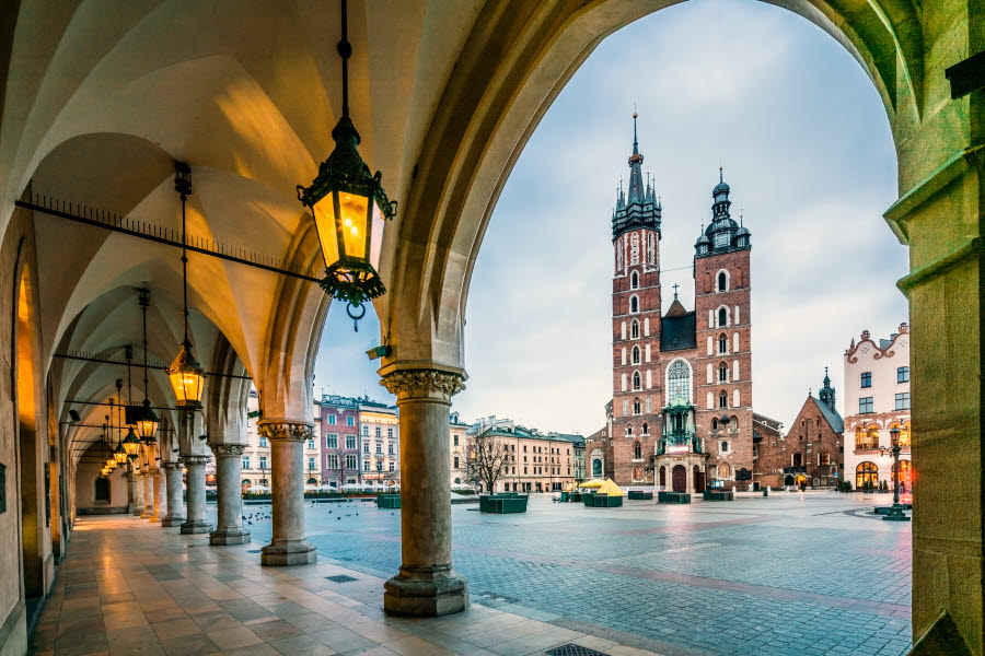 Marknad i Krakow, er hus med torn genom ett valv Marknad i Krakow, er hus med torn genom ett valv
