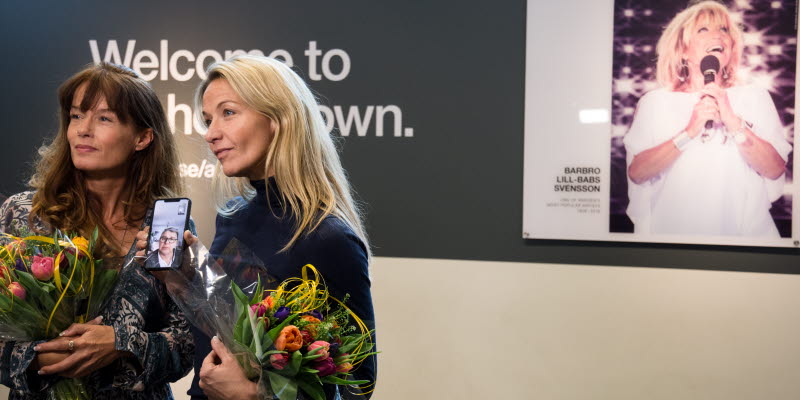 Malin Berghagen och Kristin Kaspersen står framför Lill-Babs porträtt i Welcome to my hometown Malin Berghagen och Kristin Kaspersen står framför Lill-Babs porträtt i Welcome to my hometown