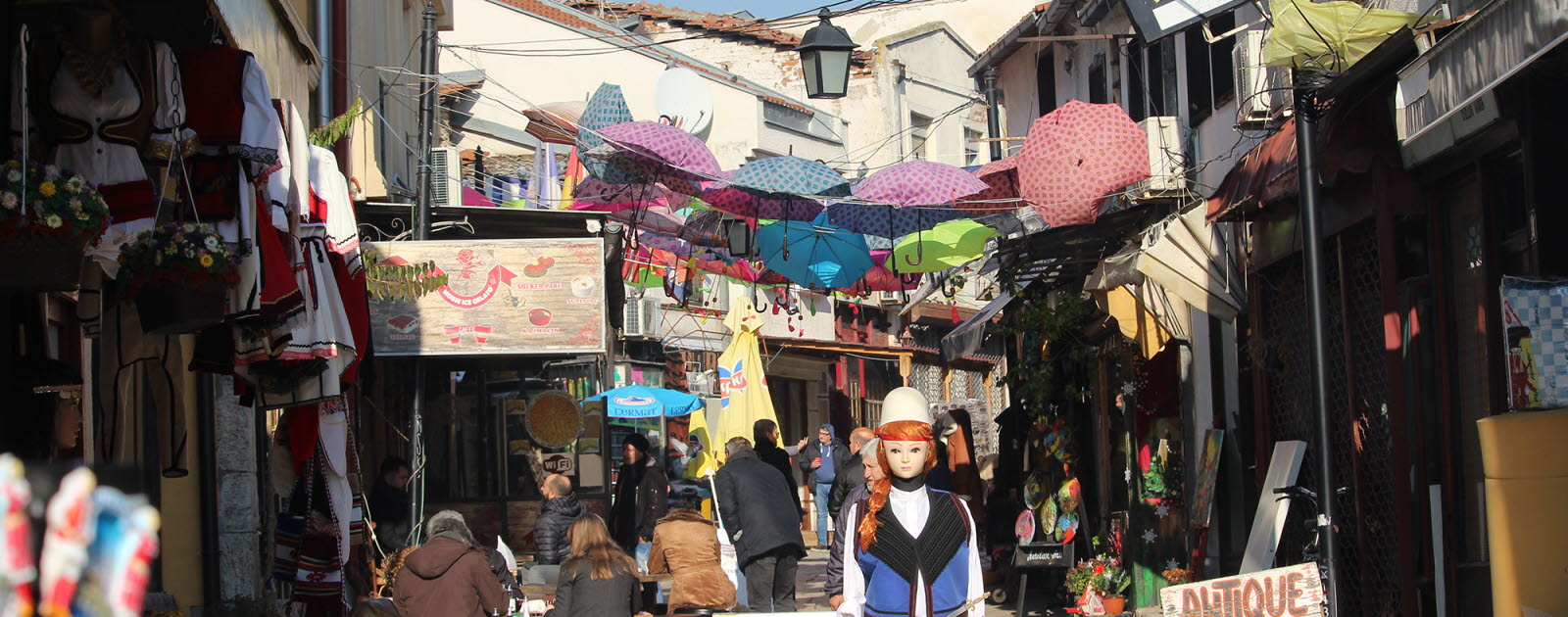 En färgglad gata i Skopje En färgglad gata i Skopje