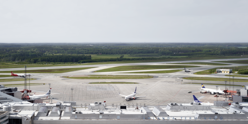 Vy över start- och landningsbanor med flygplan på Arlanda Vy över start- och landningsbanor med flygplan på Arlanda