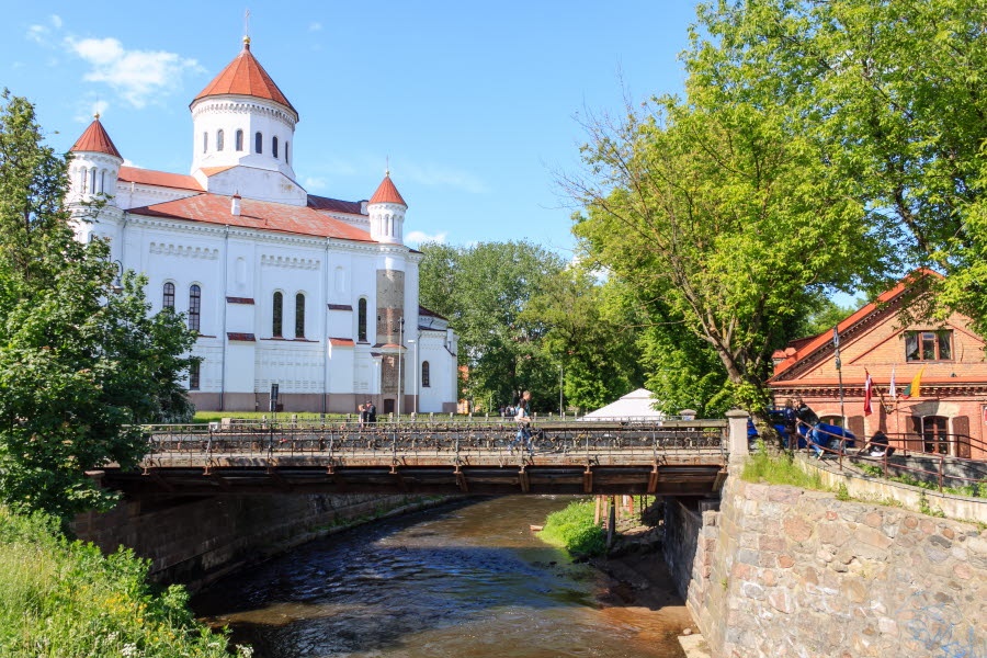 Vit, slottslik byggnad i anslutning till en bro över en flod Vit, slottslik byggnad i anslutning till en bro över en flod