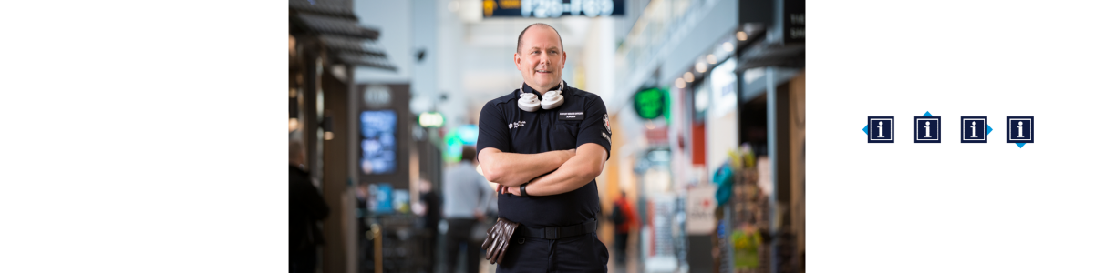 En man med hörlurar runt halsen En man med hörlurar runt halsen