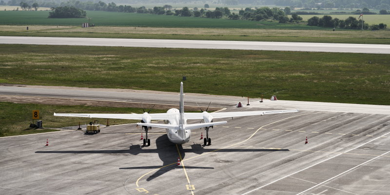 Flygplan på landnings- eller starbana på Visby Airport Flygplan på landnings- eller starbana på Visby Airport