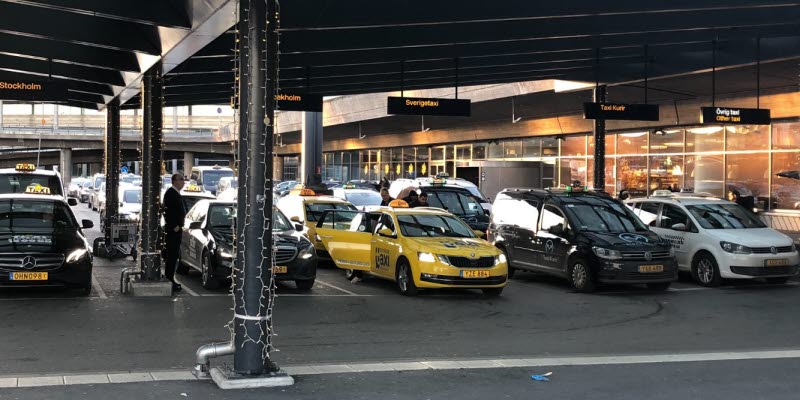 Taxibilar som står parkerade under ett tak Taxibilar som står parkerade under ett tak
