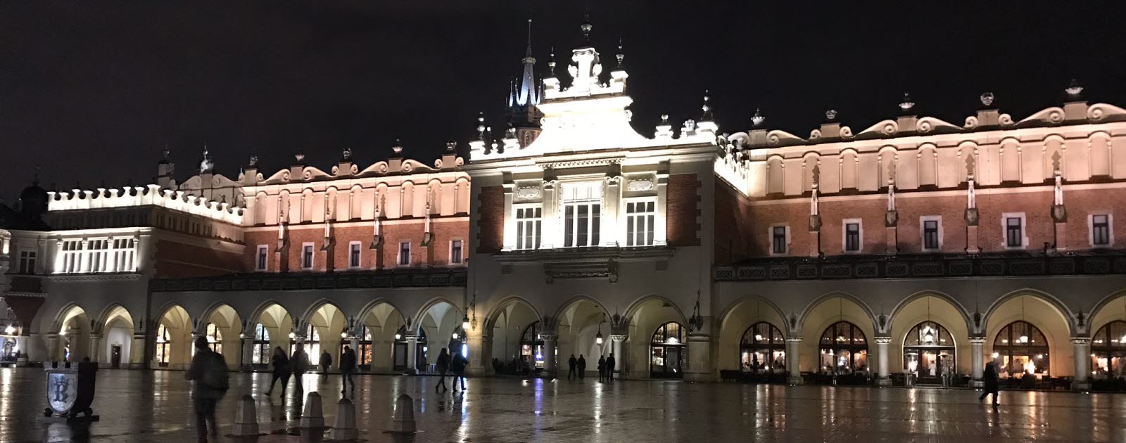 Torget Rynek Glowny är omringat av historiska byggnader. Torget Rynek Glowny är omringat av historiska byggnader.