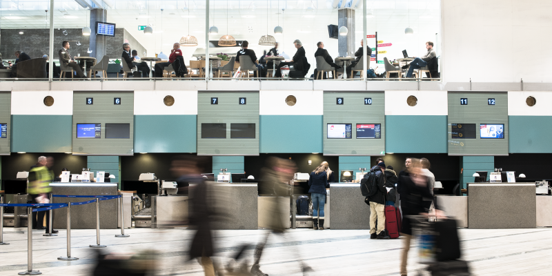 Människor vid incheckning på Göteborg Landvetter Airport Människor vid incheckning på Göteborg Landvetter Airport