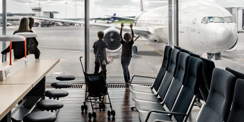 Sittplatser med eluttag vid fönster med ett flygplan utanför på Arlanda terminal 5 Sittplatser med eluttag vid fönster med ett flygplan utanför på Arlanda terminal 5