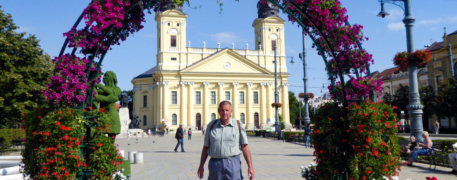 Carl-Åke på en tidig morgonpromenad framför den protestantiska Storkyrkan på Kossuth-torget Carl-Åke på en tidig morgonpromenad framför den protestantiska Storkyrkan på Kossuth-torget