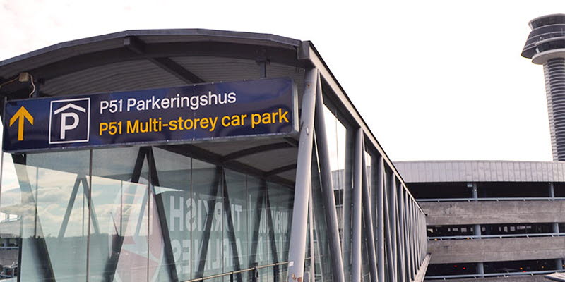 Parkeringshus med Arlandas flygtorn i bakgrunden Parkeringshus med Arlandas flygtorn i bakgrunden