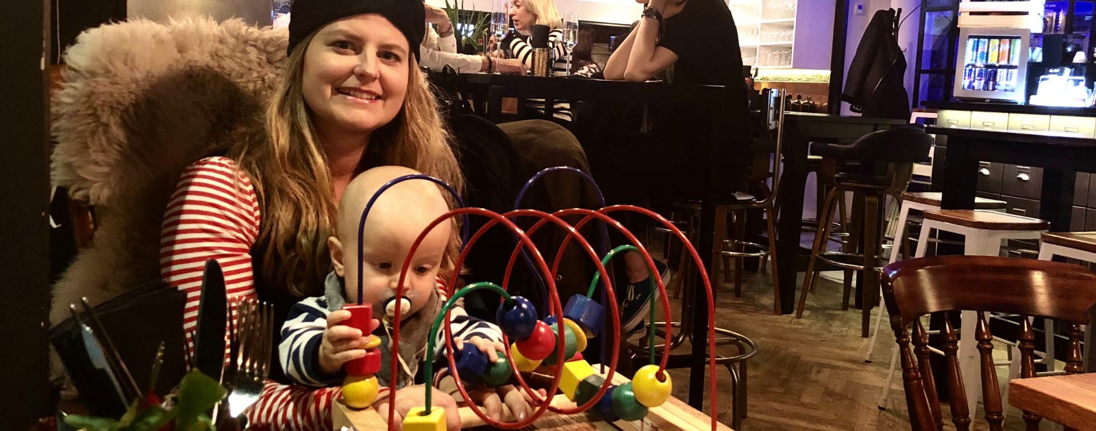 Pojke leker med leksaker i en pub Pojke leker med leksaker i en pub