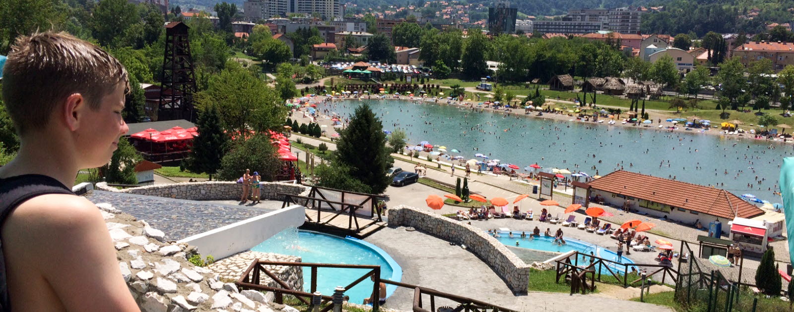 Pojke tittar ut över en av saltsjöarna i Tuzla Pojke tittar ut över en av saltsjöarna i Tuzla