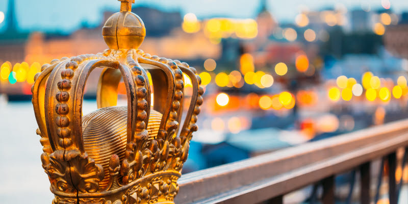 Skeppsholmsbron i Stockholm med den berömda gyllene kronan Skeppsholmsbron i Stockholm med den berömda gyllene kronan