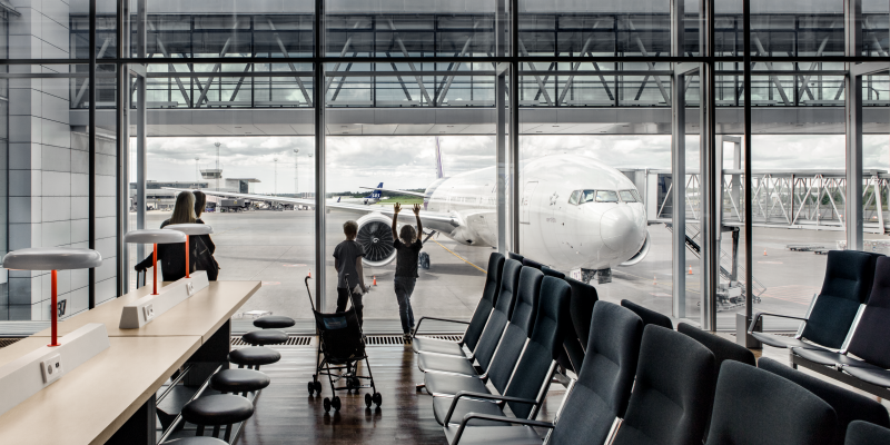 Sittplatser med eluttag vid fönster med ett flygplan utanför på Arlanda terminal 5 Sittplatser med eluttag vid fönster med ett flygplan utanför på Arlanda terminal 5