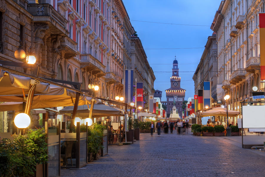 Solnedgång på Via Dante, ett av de största gångstråken i Milano, Italien som leder till Sforza Castle. Gatorna är dekorerade med världens flaggor för att fira starten på World Expo Milan 2015. Solnedgång på Via Dante, ett av de största gångstråken i Milano, Italien som leder till Sforza Castle. Gatorna är dekorerade med världens flaggor för att fira starten på World Expo Milan 2015.
