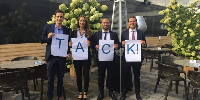 Fyra människor håller upp skylt med orden "tack" Fyra människor håller upp skylt med orden "tack"