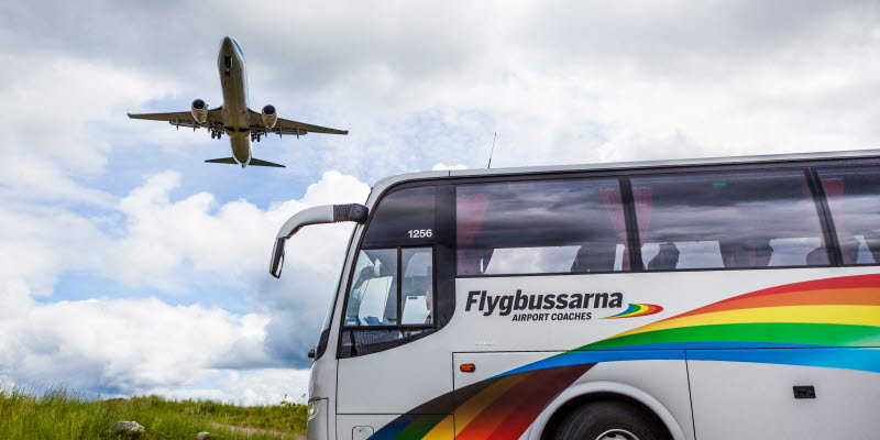 Flygbuss med flygplan i bakgrunden Flygbuss med flygplan i bakgrunden