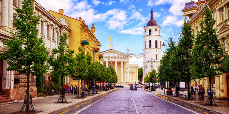 Katedralen ses från Gediminas Avenue, huvudgatan i Vilnius, Litauen, en populär shopping- och matställe Katedralen ses från Gediminas Avenue, huvudgatan i Vilnius, Litauen, en populär shopping- och matställe