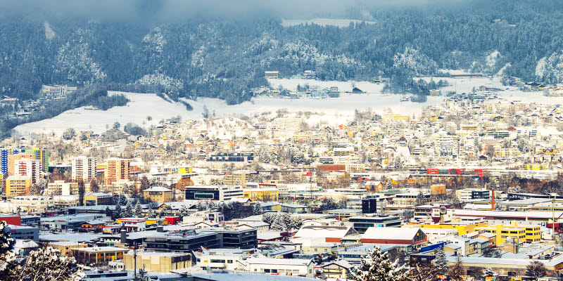 123/5000 Innsbruck, Österrike. Flygfoto över Innsbruck, Österrike en vintermorgon, med snö och berg i bakgrunden. 123/5000 Innsbruck, Österrike. Flygfoto över Innsbruck, Österrike en vintermorgon, med snö och berg i bakgrunden.
