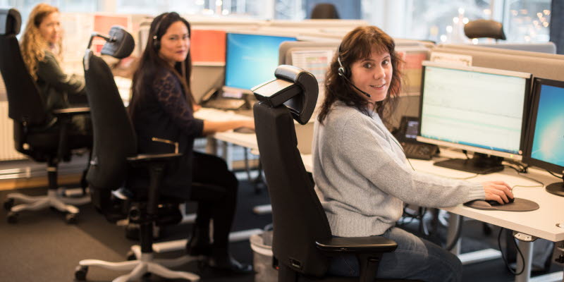 Kundtjänst Tre kundtjänstmedarbetare sitter framför varsin datorskärm