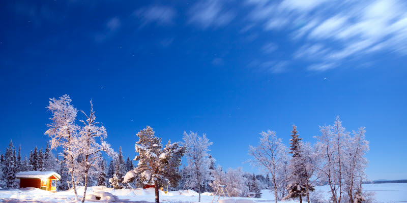 Liten stuga i skogen en vacker vinterdag i Kiruna Liten stuga i skogen en vacker vinterdag i Kiruna