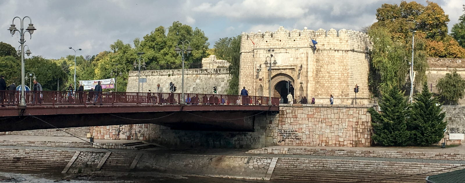 Vid floden Nišava ligger den vackra och välbevarade fästningen Niška tvrđava. Vid floden Nišava ligger den vackra och välbevarade fästningen Niška tvrđava.