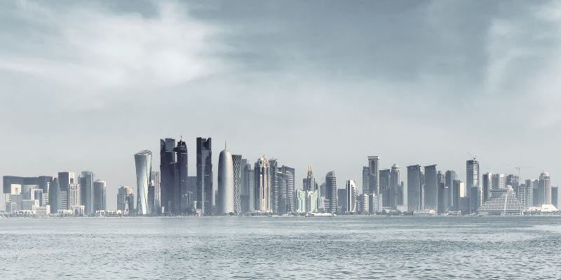 Futuristisk horisont av Doha, Qatar. Doha är en stad vid Persiska viken, huvudstaden och största staden i Qatar. Futuristisk horisont av Doha, Qatar. Doha är en stad vid Persiska viken, huvudstaden och största staden i Qatar.