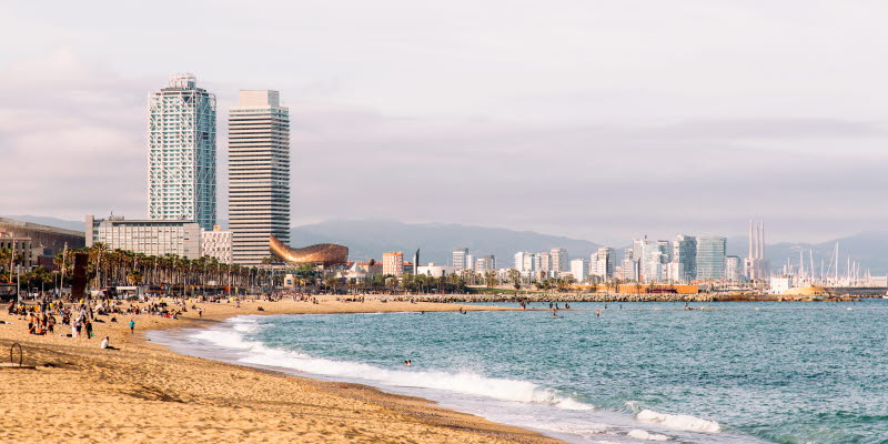 Barcelona strand med skyskrapor i bakgrunden Barcelona strand med skyskrapor i bakgrunden