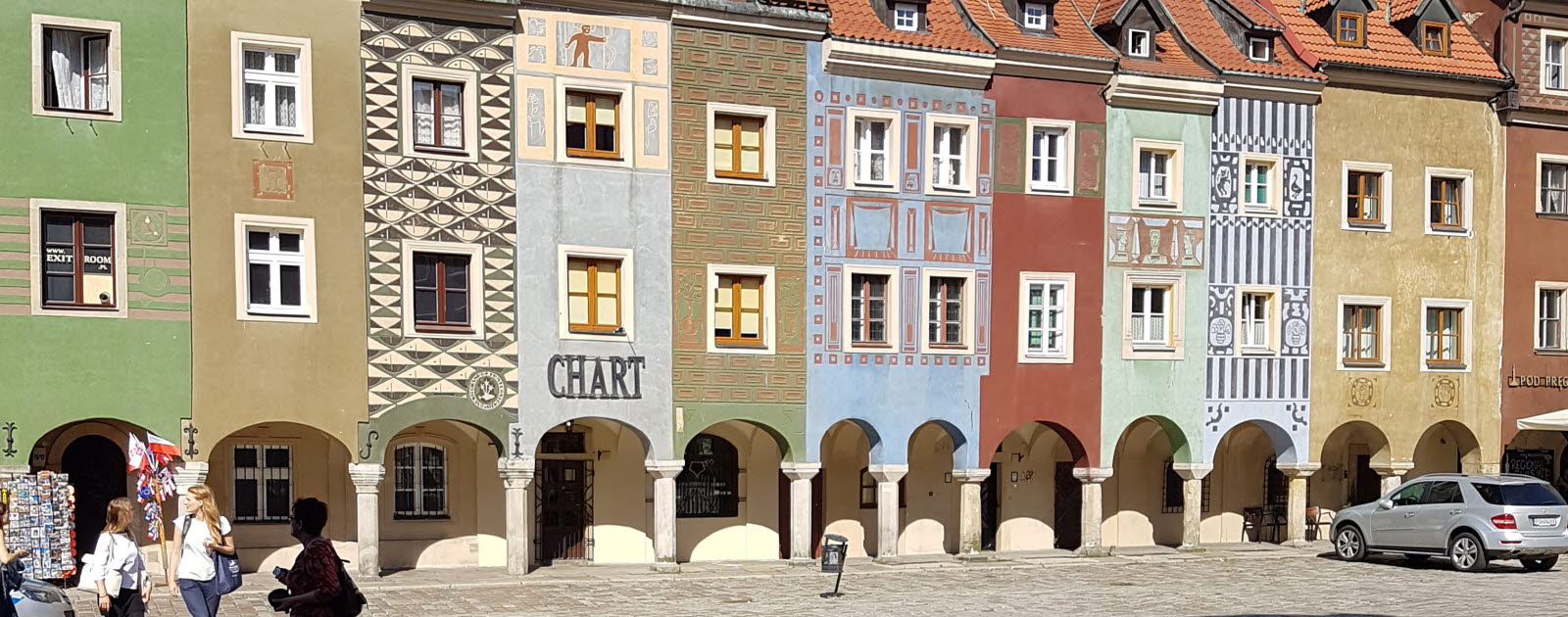 Färgglada hus i solen på torget Stary Rynek i polska staden Poznan Färgglada hus i solen på torget Stary Rynek i polska staden Poznan