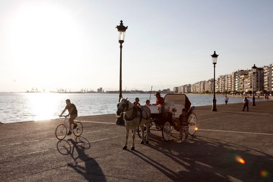 Häst och vagn vid vattnet i Thessaloniki Häst och vagn vid vattnet i Thessaloniki