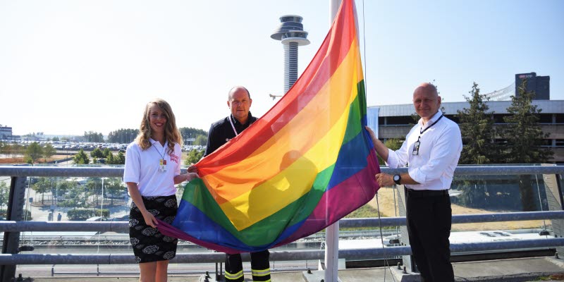 Prideflaggan hissas av tre personer på Arlanda Prideflaggan hissas av tre personer på Arlanda