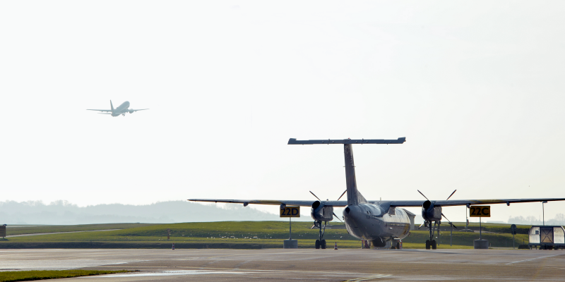 Ett flygplan på marken och ett i luften Ett flygplan på marken och ett i luften