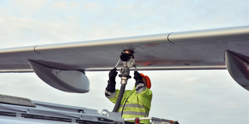 Personal tankar flygplan med biobränsle Personal tankar flygplan med biobränsle