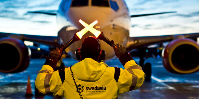 Swedaviamedarbetare framför flyg Swedaviamedarbetare framför flyg