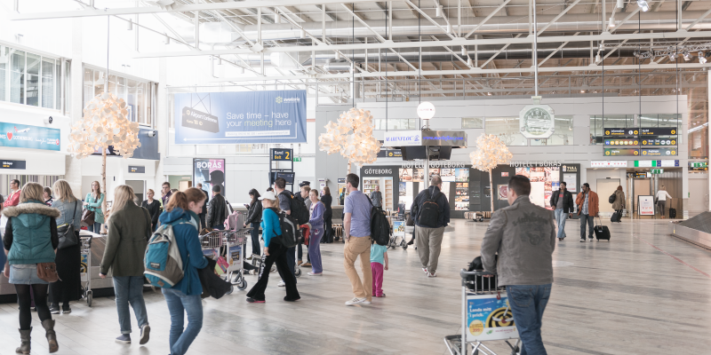 Människor som väntar på sitt bagage i bagagehallen Människor som väntar på sitt bagage i bagagehallen