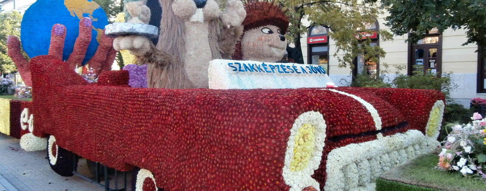 En av de många fantastiska konstverk gjorda i blommor för blomsterkarnevalen i Debrecen. En av de många fantastiska konstverk gjorda i blommor för blomsterkarnevalen i Debrecen.