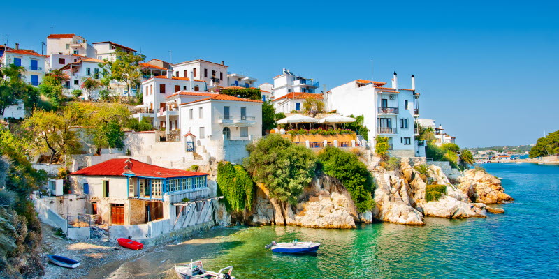 Vacker by vid vatnnet i skiathos Vacker by vid vatnnet i skiathos
