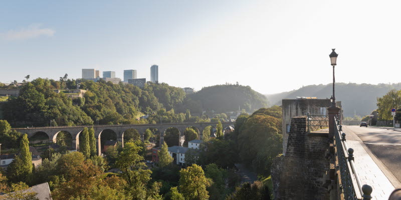 Luxemburg City, utsikt från Rue de Clausen Rocher du Bock till Passerelle bron över Pfaffenthal dalen. Luxemburg City, utsikt från Rue de Clausen Rocher du Bock till Passerelle bron över Pfaffenthal dalen.