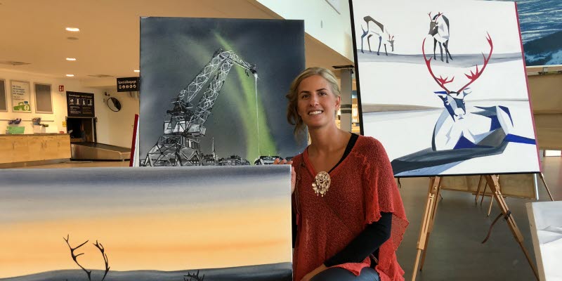 Annica Waara framför några av sina målningar Annica Waara framför några av sina målningar